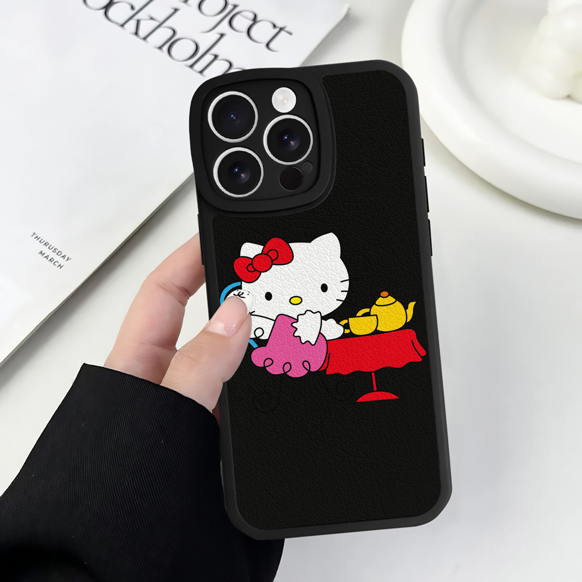 （画像用） Hello Kitty ハローキティ 【iPhone 16シリーズ対応】シリコンスマホケース（レザー調） 材質：シリコン
